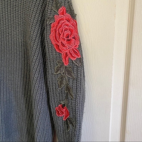 Studio Works Gray Chunky Knit Ribbed Floral Patch Knit Long Sleeve Sweater - Picture 3 of 5